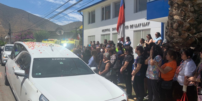 Decenas de globos blancos y rojos, flores y profunda congoja, marcaron el camino que recorrió la carroza, al pasar frente al Hospital San Francisco de Llay Llay.